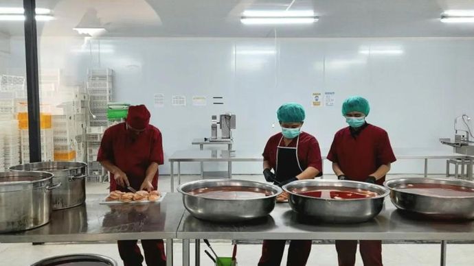 Arsip foto-Para petugas SPPG Cipanas Sindangjaya 5, Cianjur, Jawa Barat, sedang menyiapkan makanan siap masak atau ready to cook untuk didistribusikan kepada penerima manfaat pada Rabu 4 Maret 2026. ANTARA/Lintang Budiyanti Prameswari.