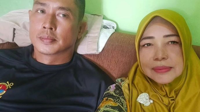 AR bersama istri sirinya, DH. 