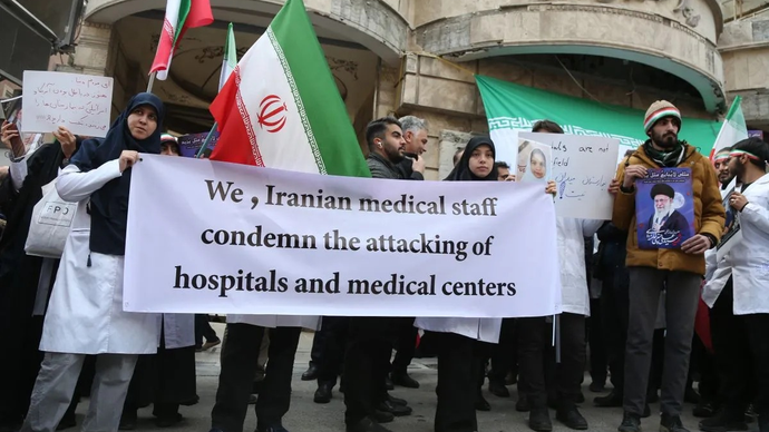 Petugas medis berpartisipasi dalam sebuah demonstrasi di depan sebuah rumah sakit yang rusak akibat serangan Amerika Serikat-Israel di Teheran, Iran, pada 7 Maret 2026. (ANTARA/Xinhua/Shadati)