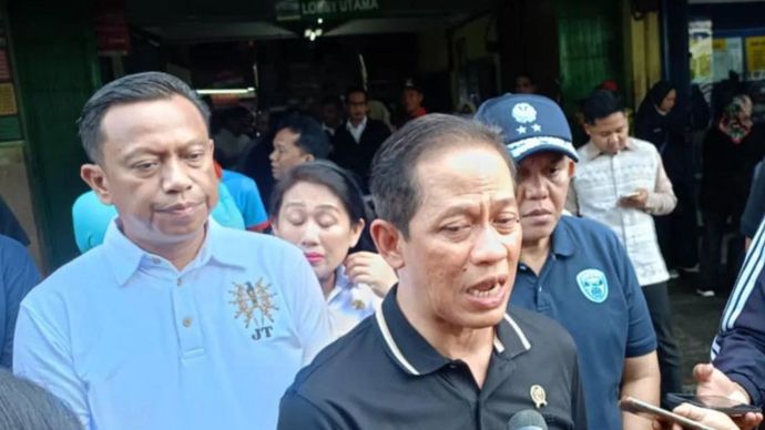 Menteri Lingkungan Hidup Hanif Faisol Nurofiq di Pasar Kramat Jati, Jakarta Timur, Rabu 11 Maret 2026. (ANTARA/Siti Nurhaliza).