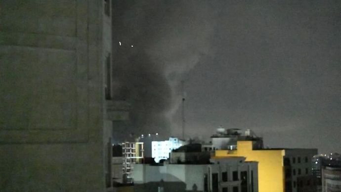 Asap tebal mengepul dari gedung-gedung setelah serangan udara di Teheran, Iran, pada 10 Maret 2026. ANTARA/Xinhua/Shadati.