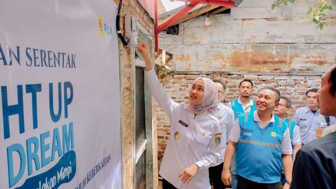Wakil Gubernur Lampung, Jihan Nurlela (kiri) bersama General Manager PLN UID Lampung, Rizky Mochamad (kanan) melakukan penyalaan listrik secara simbolis rumah salah satu penerima manfaat program Light Up The Dream, Ridho Jaya Umbara di Kampung Sawah Brebes, Kecamatan Tanjung Karang Timur, Bandar Lampung.