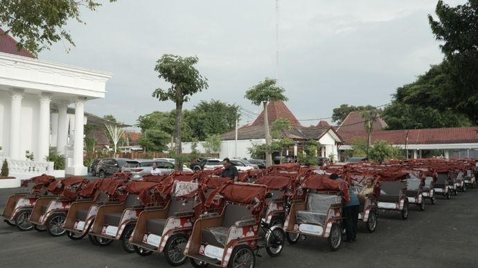 Sebanyak 200 becak listrik berwarna merah berjajar rapi di Pendopo Kabupaten Bojonegoro, Jawa Timur. 