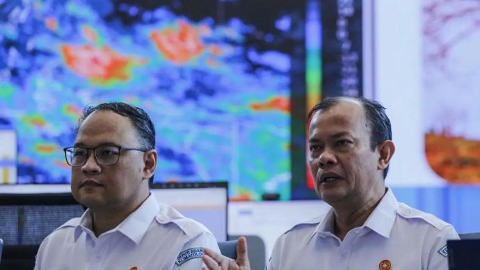 Kepala Badan Meteorologi, Klimatologi, dan Geofisika (BMKG) Teuku Faisal Fathani (kanan) bersama Deputi Bidang Klimatologi BMKG Ardhasena Sopaheluwakan (kiri) menyampaikan keterangan saat konferensi pers prakiraan awal musim kemarau 2026 di Gedung D BMKG, Jakarta, Rabu (4/3/2026). Berdasarkan pemantauan dan analisis BMKG sebanyak 325 zona musim (ZOM) atau 46,5 persen dari keseluruhan ZOM di Indonesia akan memasuki musim kemarau lebih awal dibanding normalnya yang diprediksi pada bulan April serta tahun ini diprediksi lebih kering. ANTARA FOTO/Asprilla Dwi Adha