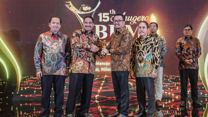 Direktur Utama PT Pertamina Patra Niaga Mars Ega Legowo Putra (tiga dari kanan) menerima Anugerah BUMN 2026 di Jakarta, Selasa (10/3/2026). ANTARA/HO-PT Pertamina Patra Niaga