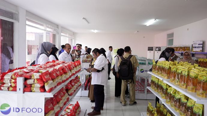 Koperasi Desa Merah Putih Gejugjati di Pasuruan mulai beroperasi dan disambut antusias warga dengan menyediakan berbagai kebutuhan pokok sehari-hari. 