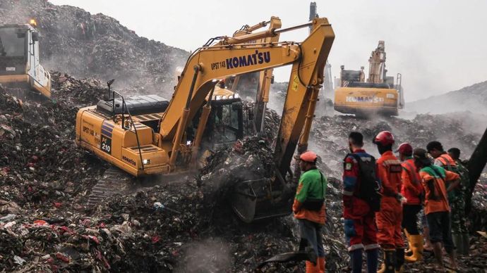 Arsip - Operator mengoperasikan alat berat saat melakukan pencarian korban longsor gunungan sampah di Tempat Pengolahan Sampah Terpadu (TPST) Bantargebang, Bekasi, Jawa Barat, Senin 9 Maret 2026. ANTARA FOTO/Darryl Ramadhan