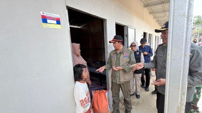 Petugas Badan Nasional Penanggulangan Bencana meninjau hunian sementara (huntara) bagi warga terdampak banjir bandang di Kabupaten Gayo Lues Aceh.