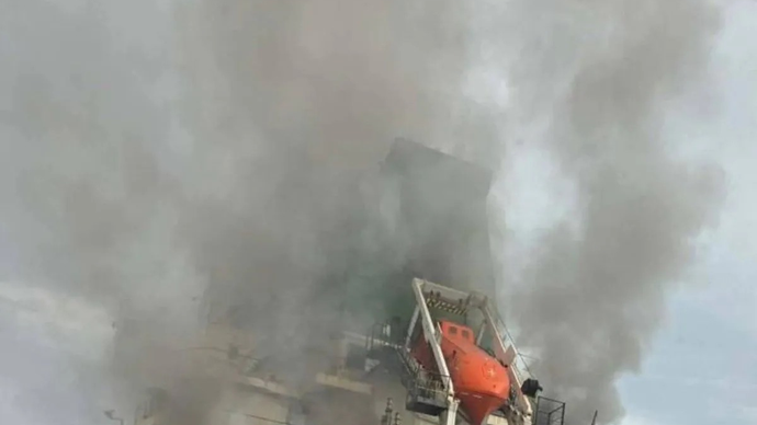 Api keluar dari kapal kargo setelah diserang di Selat Hormuz pada 11 Maret 2026. (ANTARA/Xinhua/Handout Royal Thai Navy)