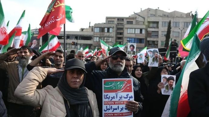 Masyarakat berkumpul untuk menyatakan kesetiaan kepada Pemimpin Tertinggi Iran yang baru, Mojtaba Khamenei, di Lapangan Enghelab di Teheran, Iran.