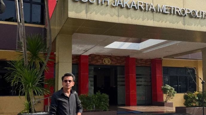 Selebgram Adam Deni mendatangi Polres Metro Jakarta Selatan untuk menyerahkan bukti kasus Skyholic888 dan Timothy Ronald untuk melengkapi proses pemeriksaan kepolisian, Jakarta, Kamis, 12 Maret 2026.