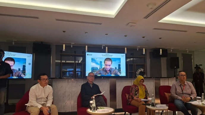 Direktur Keuangan dan Manajemen Risiko Telkom Arthur Angelo Syailendra dalam tayangan konferensi video (di layar) memberikan media update di Jakarta, Rabu (12/3) malam. (ANTARA/Indra Arief Pribadi)