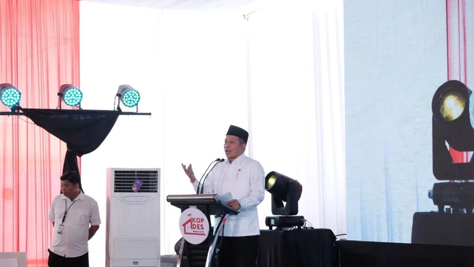 Menteri Koperasi (Menkop) Ferry Juliantono saat memberi sambutan dalam kegiatan kolaborasi Kemenkop dan Kemensos dalam menarik penerima bansos menjadi anggota KDKMP di KDMP Gejugjati, Pasuruan, Selasa 10 Maret 2026. (ANTARA/Fahmi Alfian/vft)