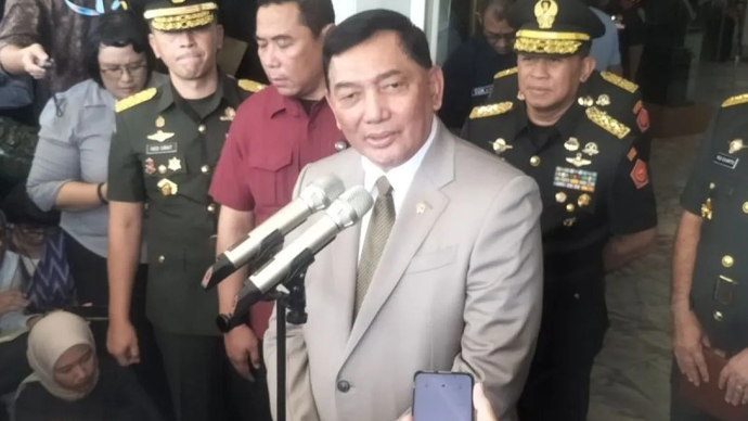 Menteri Pertahanan Sjafrie Sjamsoeddin saat memberikan keterangan pers di depan kantor Kementerian Pertahanan, Kamis (12/3/2026) (ANTARA/Walda Marison)