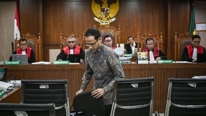 Mendikbudristek periode 2019-2024 Nadiem Makarim bersiap menjalani sidang lanjutan terkait kasus dugaan korupsi pengadaan laptop Chromebook dalam program digitalisasi pendidikan di Kemendikbudristek di Pengadilan Tipikor, Jakarta, Selasa (10/3/2026). Sidang tersebut beragendakan mendengarkan keterangan saksi mahkota yakni Mendikbudristek periode 2019-2024 Nadiem Makarim dan saksi lain eks Staf Khusus Nadiem Fiona Handayani beserta anggota Tim Teknis Analisa Kebutuhan Alat Pembelajaran Teknologi Informasi pada pengadaan Chromebook Stefani Nadia Purnama dengan terdakwa Ibrahim Arief, Sri Wahyuningsih, dan Mulyatsyah. ANTARA FOTO/Fauzan/rwa. (ANTARA FOTO/FAUZAN)