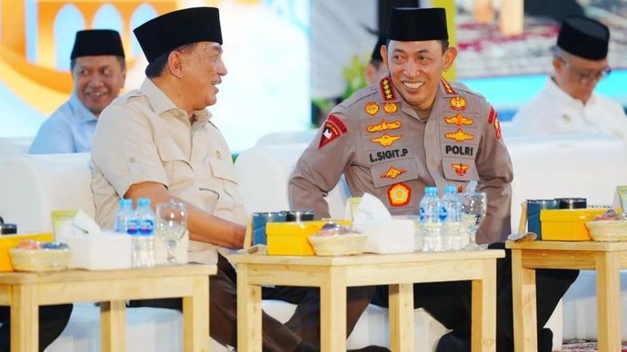 Kapolri Jenderal Pol. Listyo Sigit Prabowo berdiskusi dengan Menhan Sjarief Sjamsoeddin dalam acara buka puasa bersama TNI Polri di Lapangan Bhayangkara, Jakarta, Rabu 11 Maret 2026. ANTARA/HO-Humas Polri