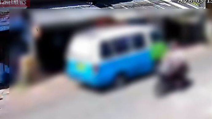 angkot tabrak pemotor