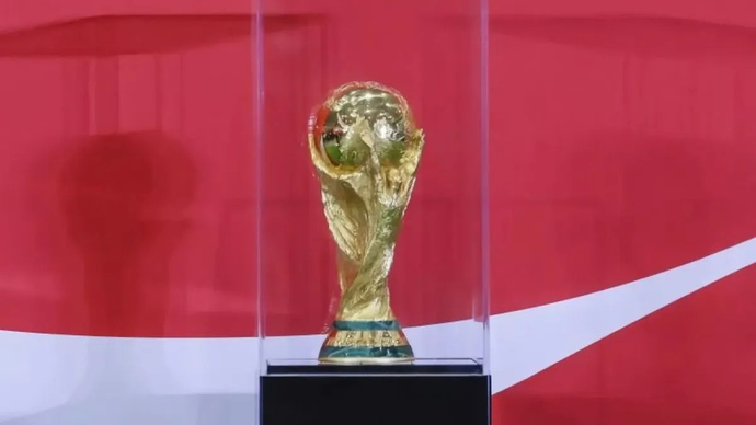 Arsip - Trofi Piala Dunia 2026 diperlihatkan kepada media saat Trophy Tour di Jakarta International Convention Center (JICC), Senayan, Jakarta, Kamis (22/1/2026). Trofi FIFA World Cup datang ke Jakarta dalam rangkaian Trophy Tour dimana Indonesia menjadi salah satu negara yang dikunjungi trofi tersebut. (ANTARA FOTO/Asprilla Dwi Adha/nym)