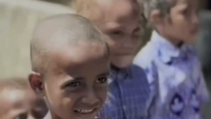 Makanan bergizi bagi anak-anak sekolah, ibu hamil, ibu menyusui, dan balita di kampung-kampung pesisir serta pulau diantar menggunakan speed boat yang setiap hari menyusuri perairan danau.