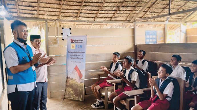 Tampak petugas PLN sedang memberikan motivasi kepada para siswa di Yayasan Terpadu Al-Mutmainah Buton, Bau Bau, Sulawesi Tenggara, saat penyaluran paket perlengkapan sekolah dari Danantara Indonesia melalui PLN.