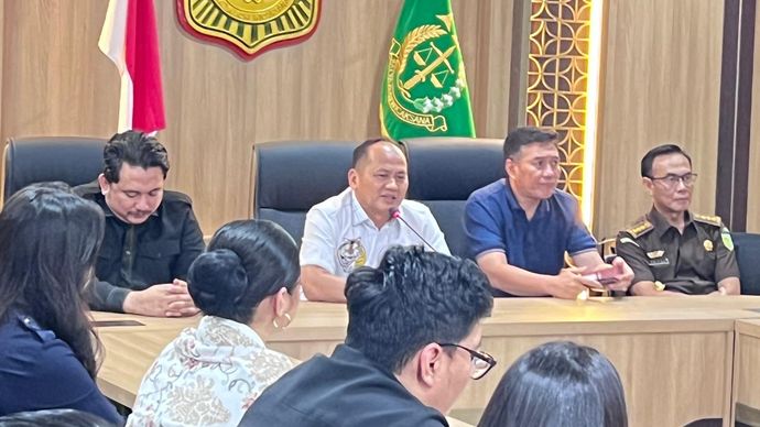 Kapuspenkum Kejagung Anang Supriatna (kemeja putih) menyampaikan sambutan di acara bukber dengan awak media. 