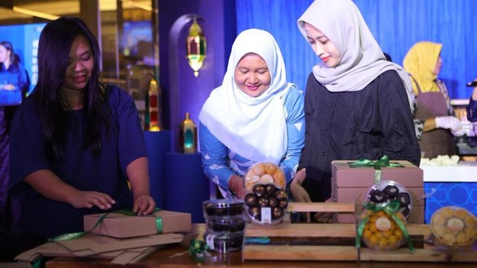 PNM bersama para jurnalis turut terlibat dalam kegiatan membuat kue lebaran yang nantinya akan diserahkan kepada penghuni panti penyandang disabilitas. (Foto: Dok/Istimewa)