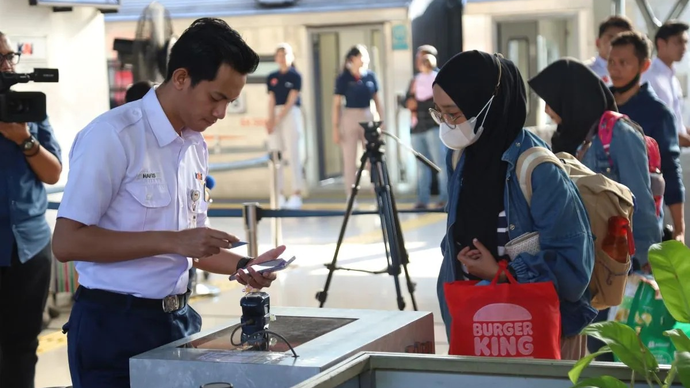 Ilustrasi - Penumpang kereta api jarak jauh di Stasiun Pasar Senen, Jakarta. PT Kereta Api Indonesia (Persero) Daerah Operasi 1 Jakarta mencatat sebanyak 45.382 orang meninggalkan Jakarta menggunakan kereta api 22.092 penumpang tiba di berbagai stasiun wilayah Daop 1 Jakarta pada H-8 Lebaran 2026. ANTARA/HO-PT KAI Daop 1 Jakarta.