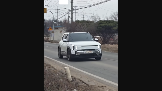 Kia EV2 terlihat melaju di tengah kemacetan lalu lintas di Korea Selatan (Korsel) tanpa kamuflase. (Foto: Tangkapan layar YouTube Shorts Car)