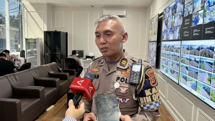 Kepala Bagian Operasi Satuan Lalu Lintas Polres Bogor Iptu Ardian Novianto Azhari menyampaikan penjelasan tentang pengaturan lalu lintas kendaraan di jalur Puncak di Pos Terpadu Simpang Gadog, Kabupaten Bogor, Provinsi Jawa Barat, Sabtu (14/3/2026).