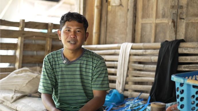 Ari (28) penyandang disabilitas sejak lahir.