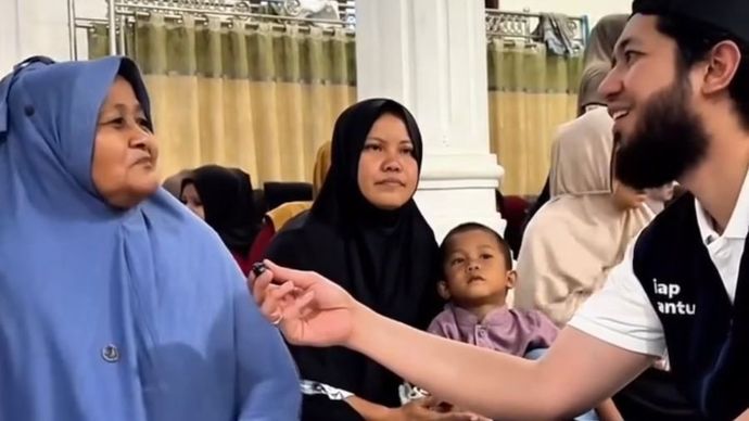 Seorang nenek di Aceh Tamiang kini kembali tersenyum. Rumah yang sempat hilang tersapu banjir itu kini tengah dibangun kembali.