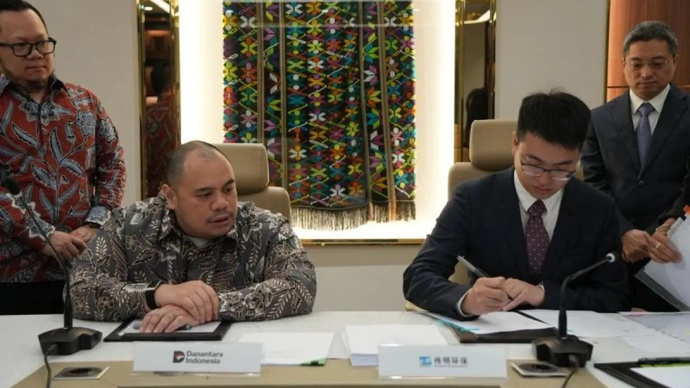 Chief Investment Officer (CIO) Danantara Indonesia Pandu Sjahrir (kiri) dan perwakilan Zhejiang Weiming Environment Protection Co., Ltd. (kanan) di Jakarta, Sabtu (14/3/2026), melakukan penandatanganan kerja sama pengelolaan fasilitas Pengolahan Sampah menjadi Energi Listrik  (PSEL) Bogor Raya, Jawa Barat. (ANTARA/HO-Danantara)