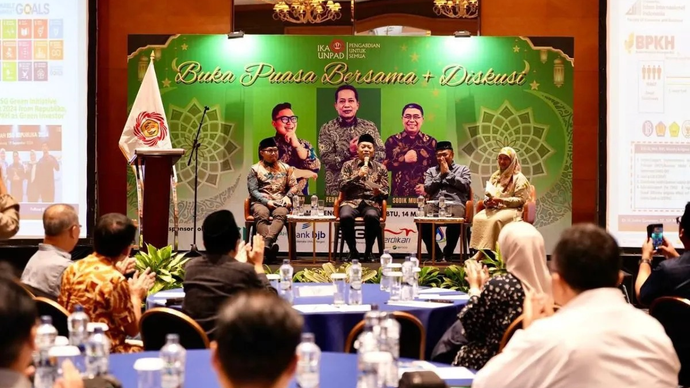 Menteri Koperasi Ferry Juliantono (tengah) berbicara dalam acara diskusi publik Ikatan Alumni Universitas Padjadjaran (IKA Unpad) di Jakarta, Sabtu (14/3/2026). ANTARA/HO-Kemenkop