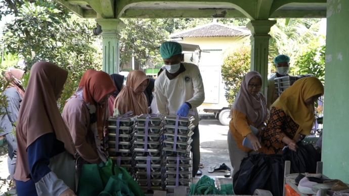 Suasana Posyandu di Padukuhan Jarum, Desa Kedungjambal, Kecamatan Tawangsari, Sukoharjo, dipenuhi antusiasme ibu hamil dan ibu balita yang tertib mengantre untuk menerima makanan dari program Makan Bergizi Gratis (MBG).