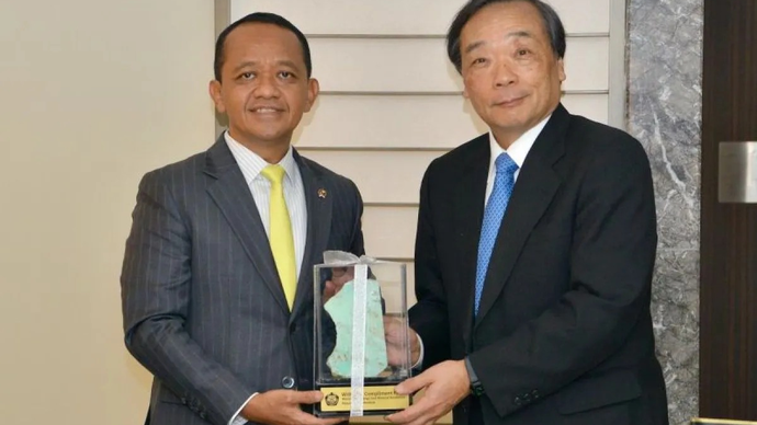 Menteri Energi dan Sumber Daya Mineral (ESDM) Bahlil Lahadalia (kiri) melakukan pertemuan dengan CEO INPEX Corporation Takayuki Ueda (kanan) di Tokyo, Jepang, Minggu (15/3/2026). ANTARA/HO-Humas Kementerian ESDM