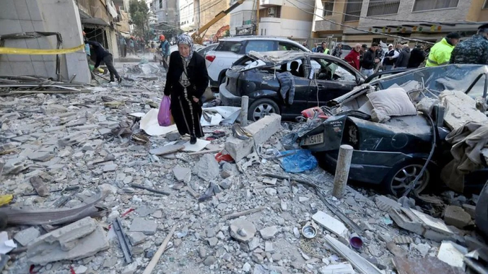 Seorang wanita melewati reruntuhan akibat serangan udara Israel ke sebuah apartemen di Aisha Bakkar, Beirut, Lebanon, Rabu (11/3/2026). (ANTARA/Xinhua/Bilal Jawich)