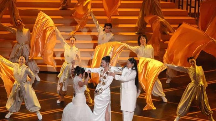 Rei Ami, dari kiri, Ejae dan Audrey Nuna membawakan lagu Golden dari K-Pop Demon Hunters. Foto: Chris Pizzello/Invision/AP