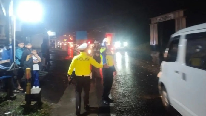 Sejumlah personel kepolisian melakukan penanganan kecelakaan beruntun di jalur nasional tepatnya kawasan Kersamanah, Kabupaten Garut, Jawa Barat, Minggu 15 Maret 2026 malam. ANTARA/HO-Polres Garut