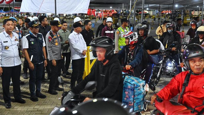Menteri Perhubungan (Menhub) Dudy Purwagandhi memastikan kelancaraan pengelolaan arus penyeberangan Jawa-Sumatra, baik kendaraan angkutan barang maupun penumpang.