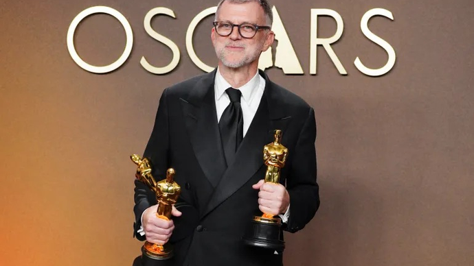 Sutradara Paul Thomas Anderson berpose di ruang pers untuk Oscar di Dolby Theatre di Los Angeles, pada 15 Maret 2026 [Jordan Strauss/Invision/AP]
