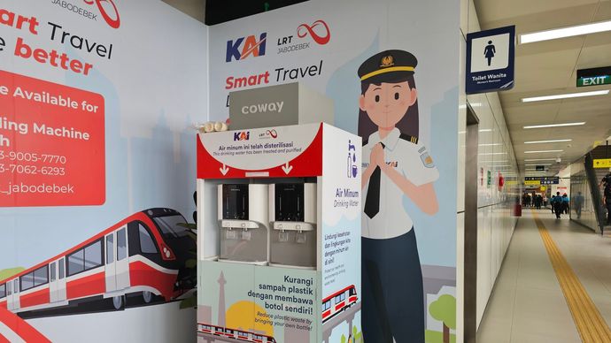 Air Minum di Stasiun LRT