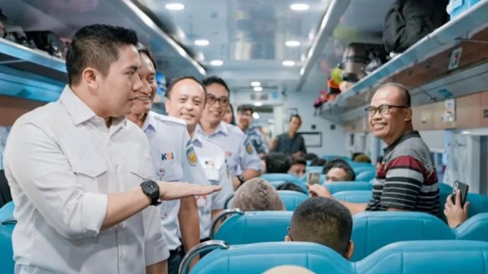 Sekretaris Kabinet Teddy Indra Wijaya melakukan peninjauan langsung terhadap layanan kereta api kerakyatan menjelang arus mudik Lebaran 2026