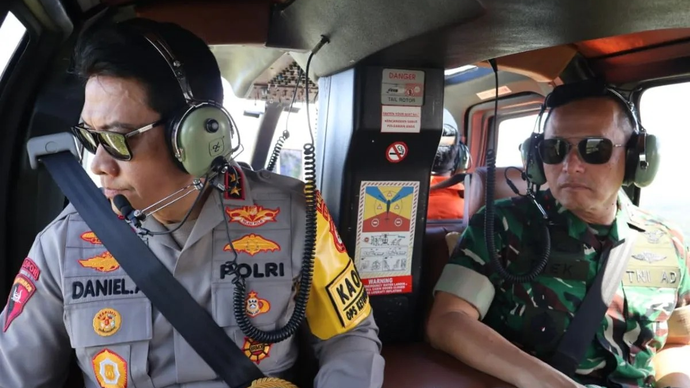 Kepala Kepolisian Daerah Bali Inspektur Jenderal Polisi Daniel Adityajaya (kiri) dan Pangdam IX/Udayana Mayor Jenderal TNI Piek Budyakto (kanan) menggunakan helikopter memantau antrean kendaraan di jalur mudik menuju Pelabuhan Gilimanuk, Kabupaten Jembrana, Bali, Selasa 17 Maret 2026. ANTARA/HO-Humas Polda Bali