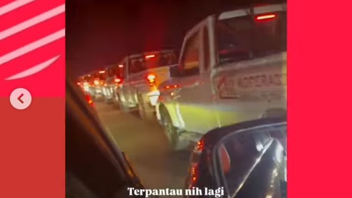Iring-iringan pikap Mahindra di Jalan Tol Cipali. 