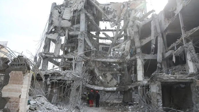 Orang-orang bekerja di depang bangunan yang rusak di Teheran, Iran, pada 12 Maret 2026. (ANTARA/Xinhua/Shadati)