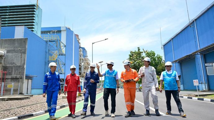 Direktur Utama PLN, Darmawan Prasodjo (tengah) didampingi Direktur Utama PLN Indonesia Power, Bernadus Sudarmanta (kanan) dan para petugas saat meninjau langsung kesiapan Pembangkit Listrik Tenaga Gas dan Uap (PLTGU) Cilegon sebagai pembangkit strate