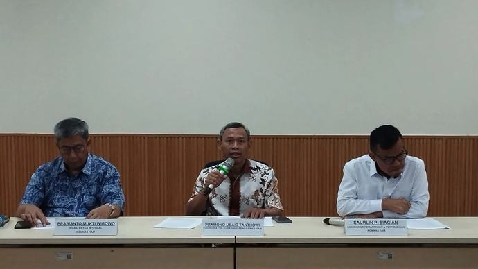 Wakil Ketua Internal Komnas HAM Prabianto Mukti Wibowo (kiri), Koordinator Subkomisi Penegakan HAM Komnas HAM Pramono Ubaid Tanthowi (tengah), dan Komisioner Pemantauan dan Penyelidikan Komnas HAM Saurlin P Siagian (kanan) dalam konferensi pers di Jakarta, Selasa (17/3/2026). (ANTARA/Muhammad Rizki)