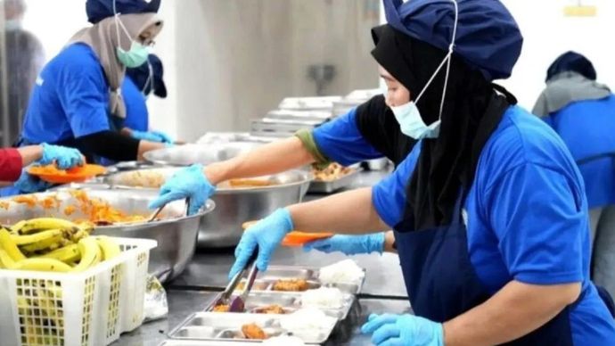 Arsip - Ilustrasi - Petugas SPPG tengah menyiapkan Makan Bergizi Gratis (MBG) untuk disalurkan kepada penerima manfaat. (ANTARA/HO-BGN/am)