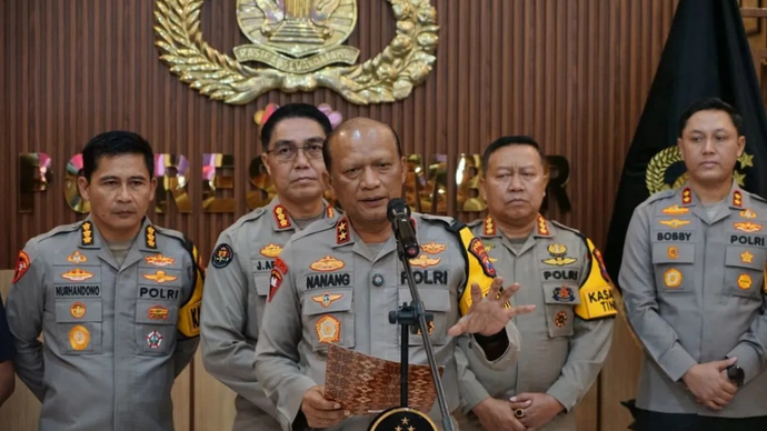 Kapolda Jatim Irjen Pol Nanang Avianto memberikan keterangan pers kepada sejumlah wartawan di Mapolres Jember, Selasa (17/3/2026). Keterangan pers itu terkait penjelasan ledakan di Masjid Raya Pesona di Perumahan Pesona Regency, Kabupaten Jember. ANTARA/HO-Humas Polres Jember.