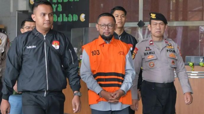 Mantan staf khusus Menteri Agama era Yaqut Cholil Qoumas, Ishfah Abidal Aziz atau Gus Alex (tengah) berjalan keluar dengan mengenakan rompi tahanan di Gedung Merah Putih KPK, Jakarta, Selasa (17/3/2026). KPK menahan Ishfah Abidal Aziz selama 20 hari ke depan atau hingga 5 April 2026 usai diperiksa sebagai tersangka kasus dugaan korupsi kuota haji. ANTARA FOTO/Reno Esnir/app/tompri.